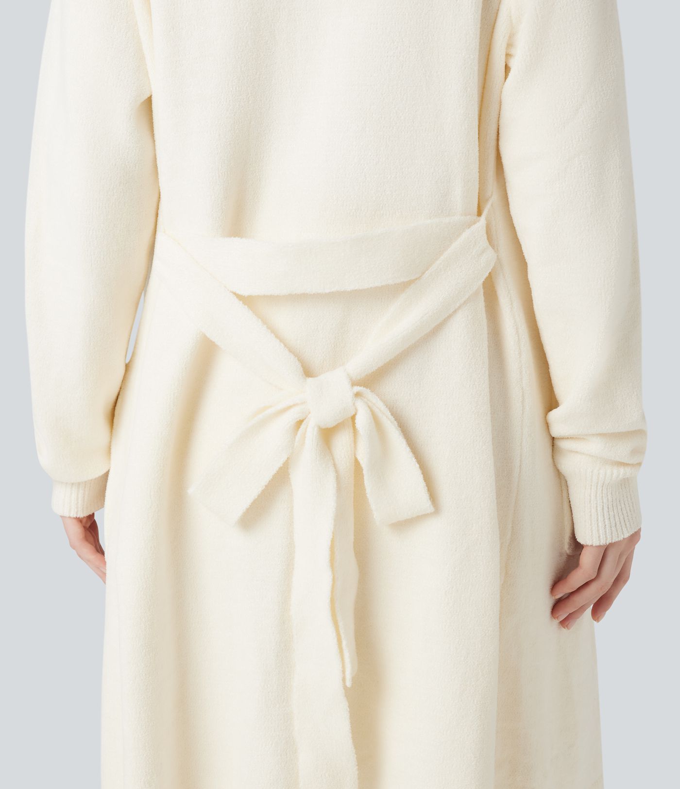 Langer Lounge-Strickpullover mit Seitentaschen, langen Ärmeln und Gürtel - vorne offen