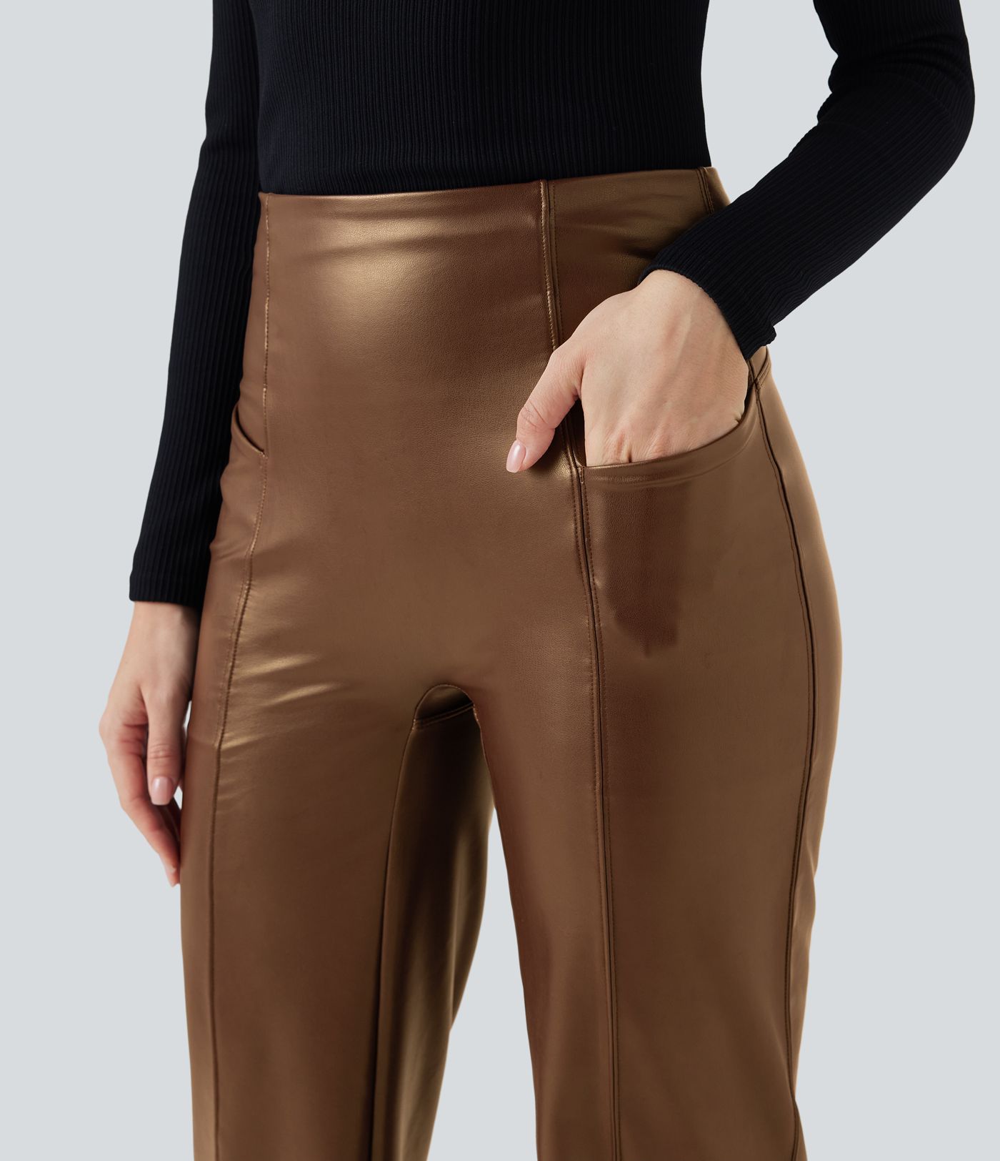 Lässige Fleece-Schlaghose aus dehnbarem Kunstleder mit hohem Bund, Seitentaschen und Bauchkontrolle