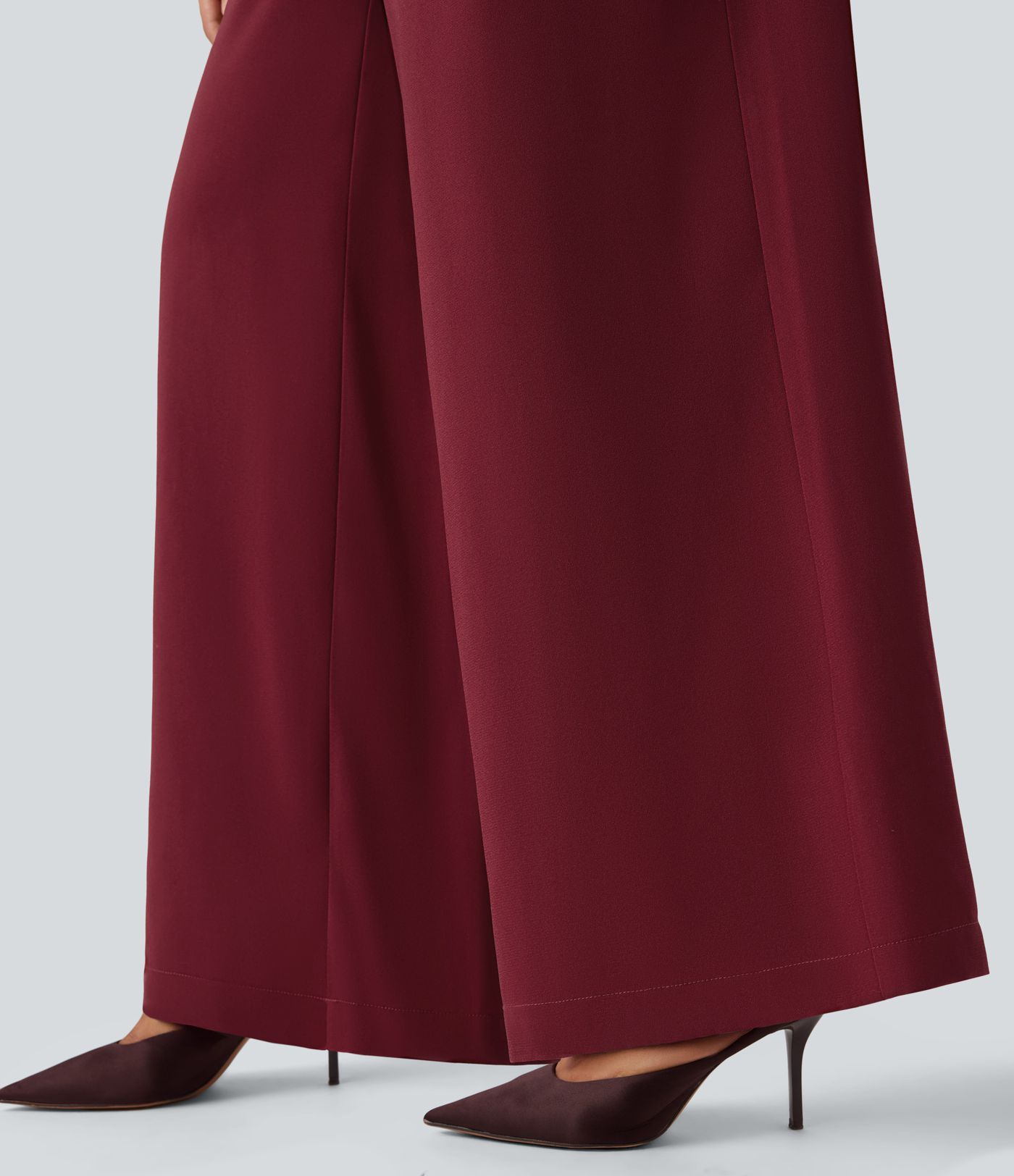 Party-Jumpsuit mit V-Ausschnitt, Seitentaschen, Puffärmeln, Gürtel und weitem Bein