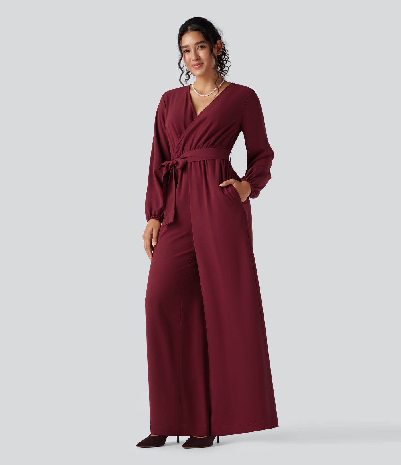 Party-Jumpsuit mit V-Ausschnitt, Seitentaschen, Puffärmeln, Gürtel und weitem Bein