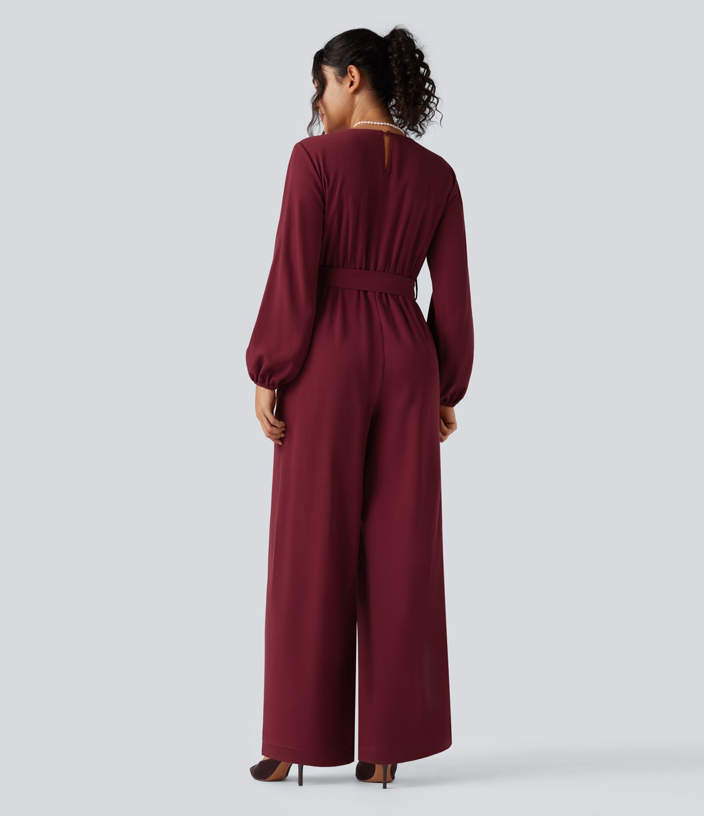 Party-Jumpsuit mit V-Ausschnitt, Seitentaschen, Puffärmeln, Gürtel und weitem Bein