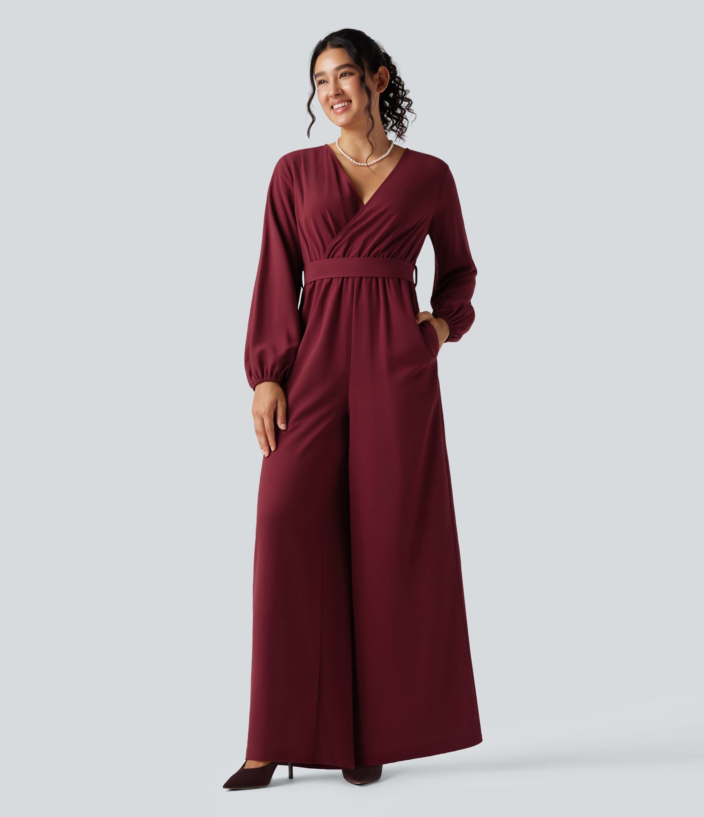 Party-Jumpsuit mit V-Ausschnitt, Seitentaschen, Puffärmeln, Gürtel und weitem Bein