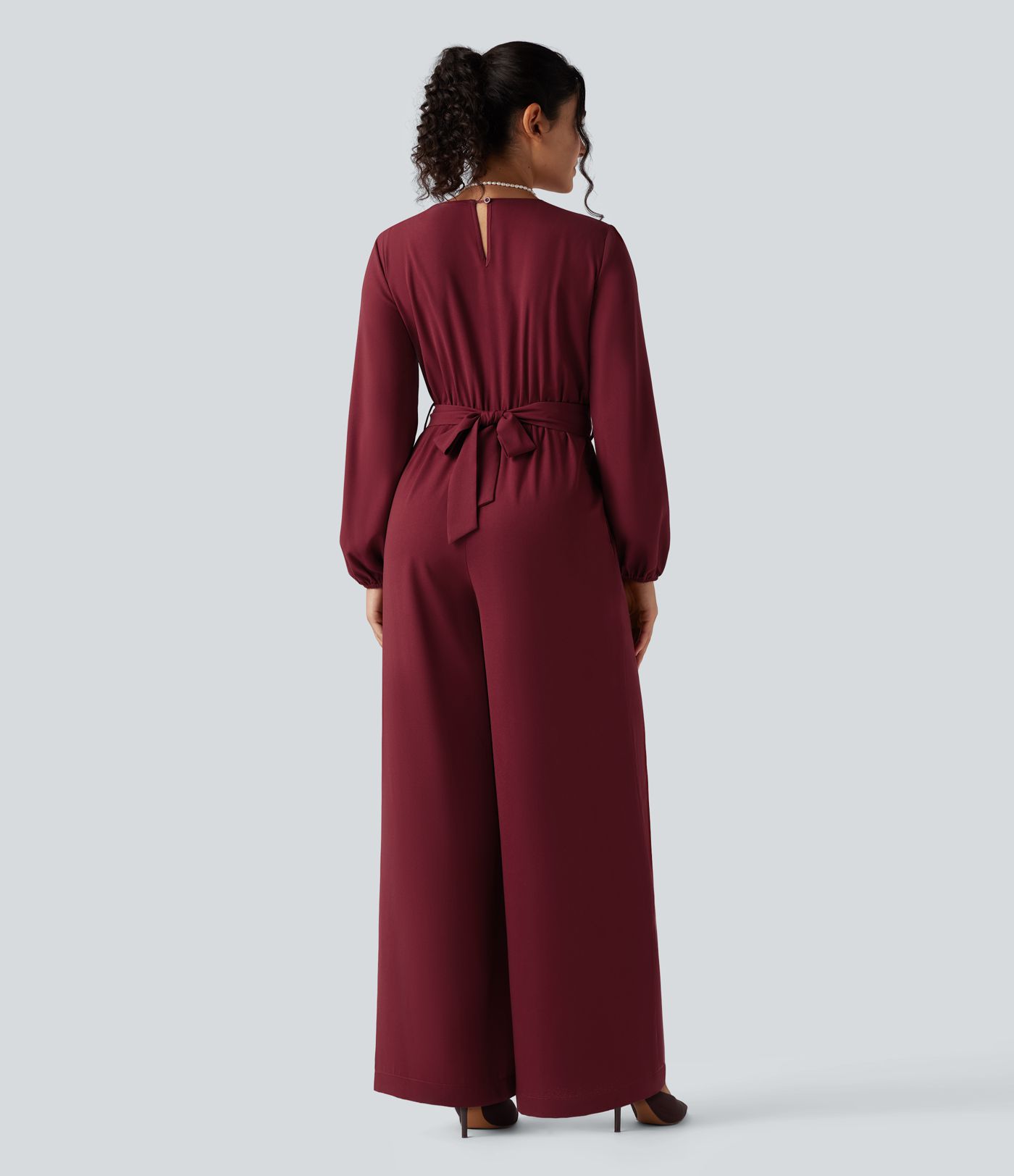 Party-Jumpsuit mit V-Ausschnitt, Seitentaschen, Puffärmeln, Gürtel und weitem Bein