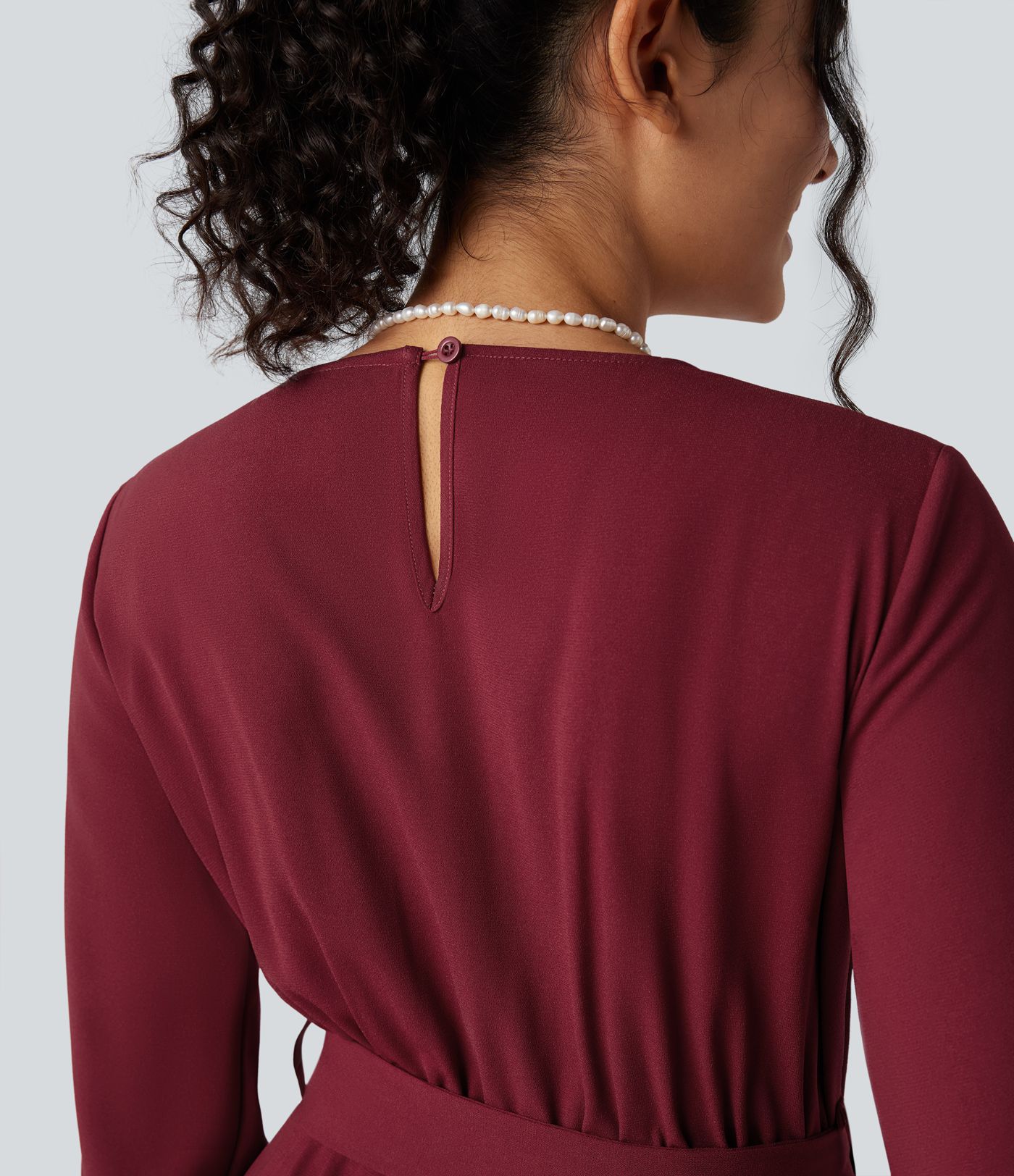 Party-Jumpsuit mit V-Ausschnitt, Seitentaschen, Puffärmeln, Gürtel und weitem Bein