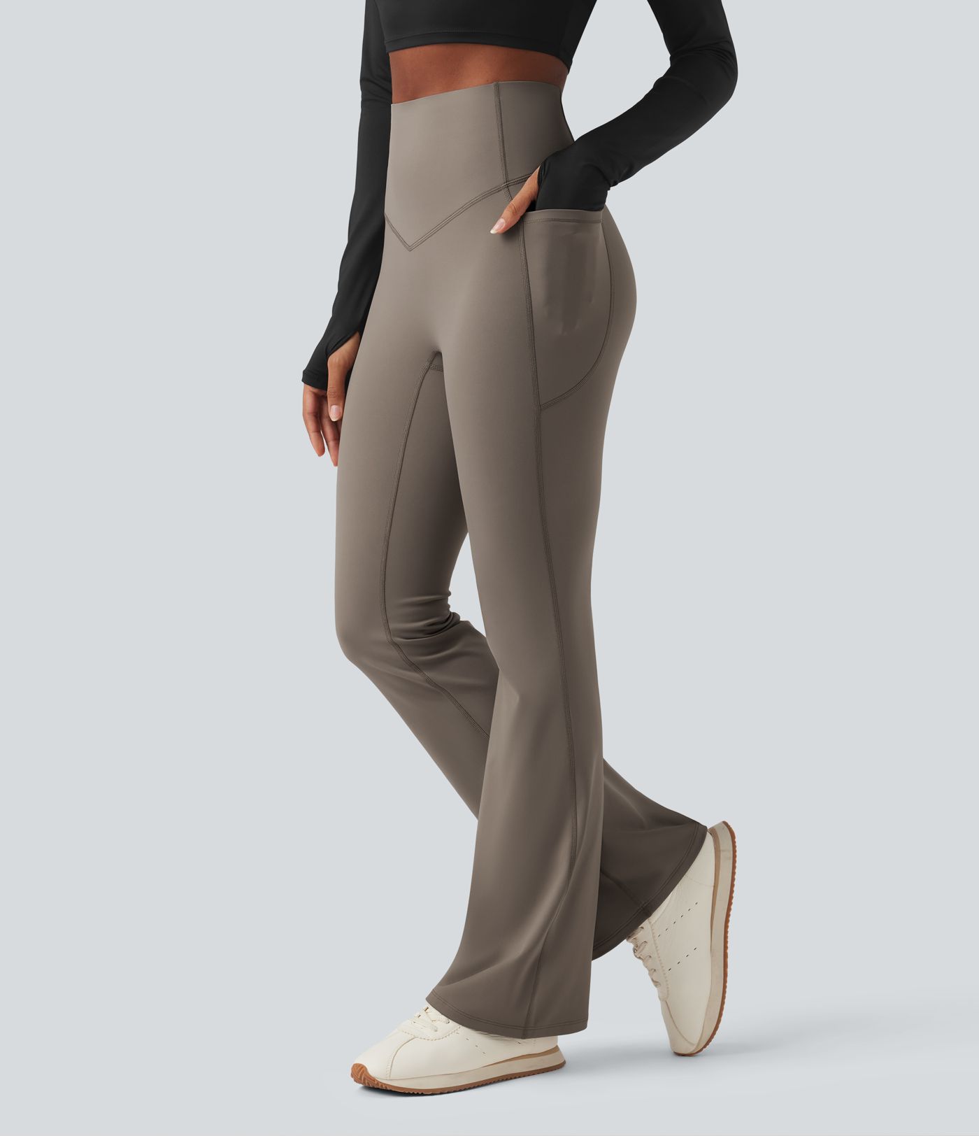 SoCinched leggings de yoga de talle alto con control abdominal, forro de felpa (fleece), efecto moldeador, corte bootcut, con bolsillos SoCinched leggings de yoga de talle alto con control abdominal, forro de felpa (fleece), efecto moldeador, corte bootcut, con bolsillos