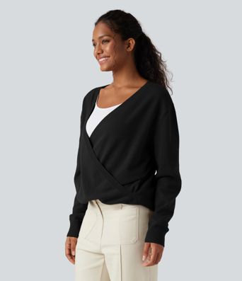 Laisvalaikio megztinis su susikryžiavusia V formos iškirpte ir ilgomis rankovėmis — jį galima vilkėti tiek priekyje, tiek gale.