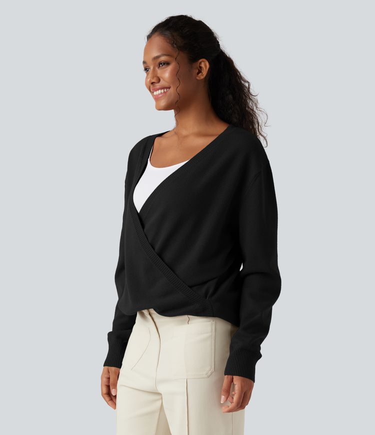 Laisvalaikio megztinis su susikryžiavusia V formos iškirpte ir ilgomis rankovėmis — jį galima vilkėti tiek priekyje, tiek gale.