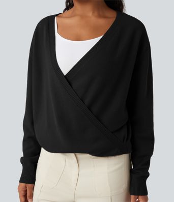 Laisvalaikio megztinis su susikryžiavusia V formos iškirpte ir ilgomis rankovėmis — jį galima vilkėti tiek priekyje, tiek gale.