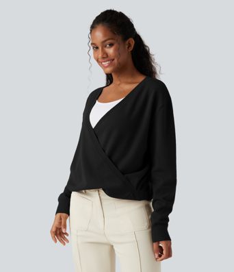 Laisvalaikio megztinis su susikryžiavusia V formos iškirpte ir ilgomis rankovėmis — jį galima vilkėti tiek priekyje, tiek gale.