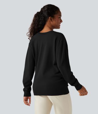 Laisvalaikio megztinis su susikryžiavusia V formos iškirpte ir ilgomis rankovėmis — jį galima vilkėti tiek priekyje, tiek gale.