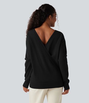 Laisvalaikio megztinis su susikryžiavusia V formos iškirpte ir ilgomis rankovėmis — jį galima vilkėti tiek priekyje, tiek gale.