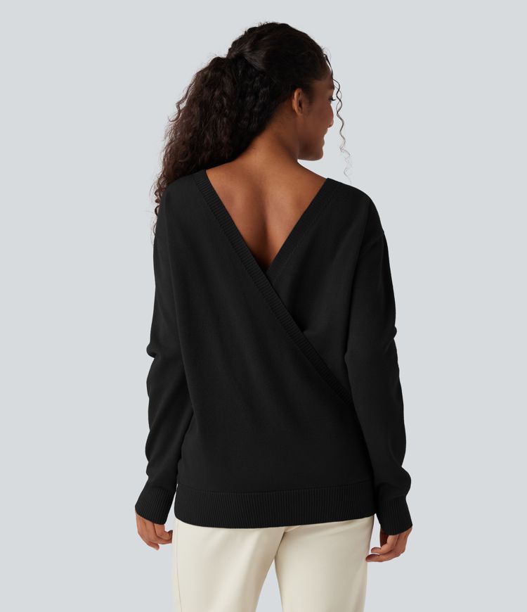 Laisvalaikio megztinis su susikryžiavusia V formos iškirpte ir ilgomis rankovėmis — jį galima vilkėti tiek priekyje, tiek gale.