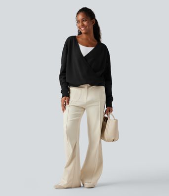 Laisvalaikio megztinis su susikryžiavusia V formos iškirpte ir ilgomis rankovėmis — jį galima vilkėti tiek priekyje, tiek gale.