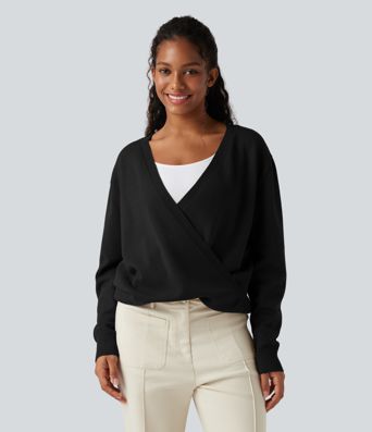 Laisvalaikio megztinis su susikryžiavusia V formos iškirpte ir ilgomis rankovėmis — jį galima vilkėti tiek priekyje, tiek gale.