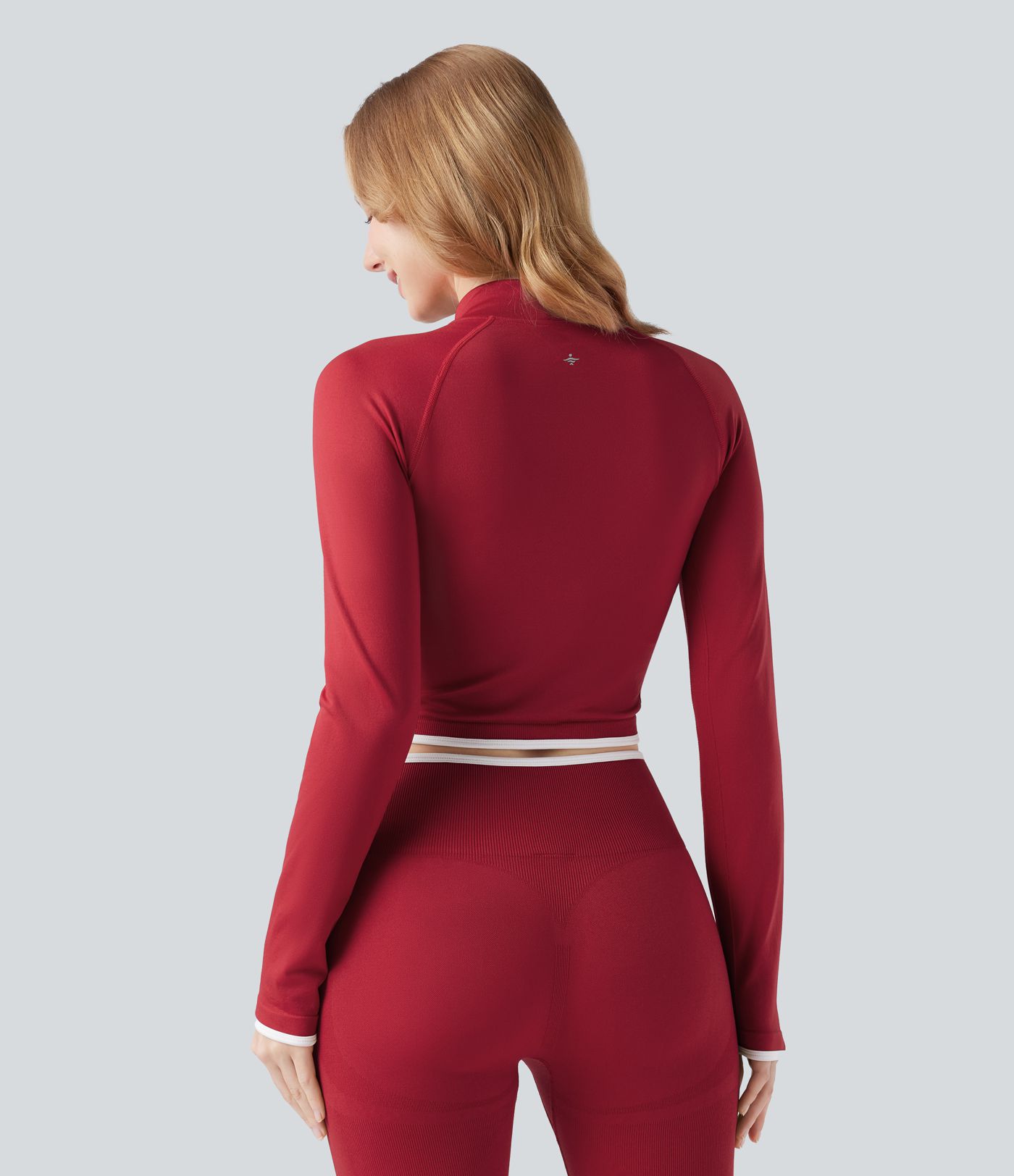 OneForm - Kurze Yoga-Jacke mit Stehkragen, Reißverschluss, Farbblock und nahtlosem Flow