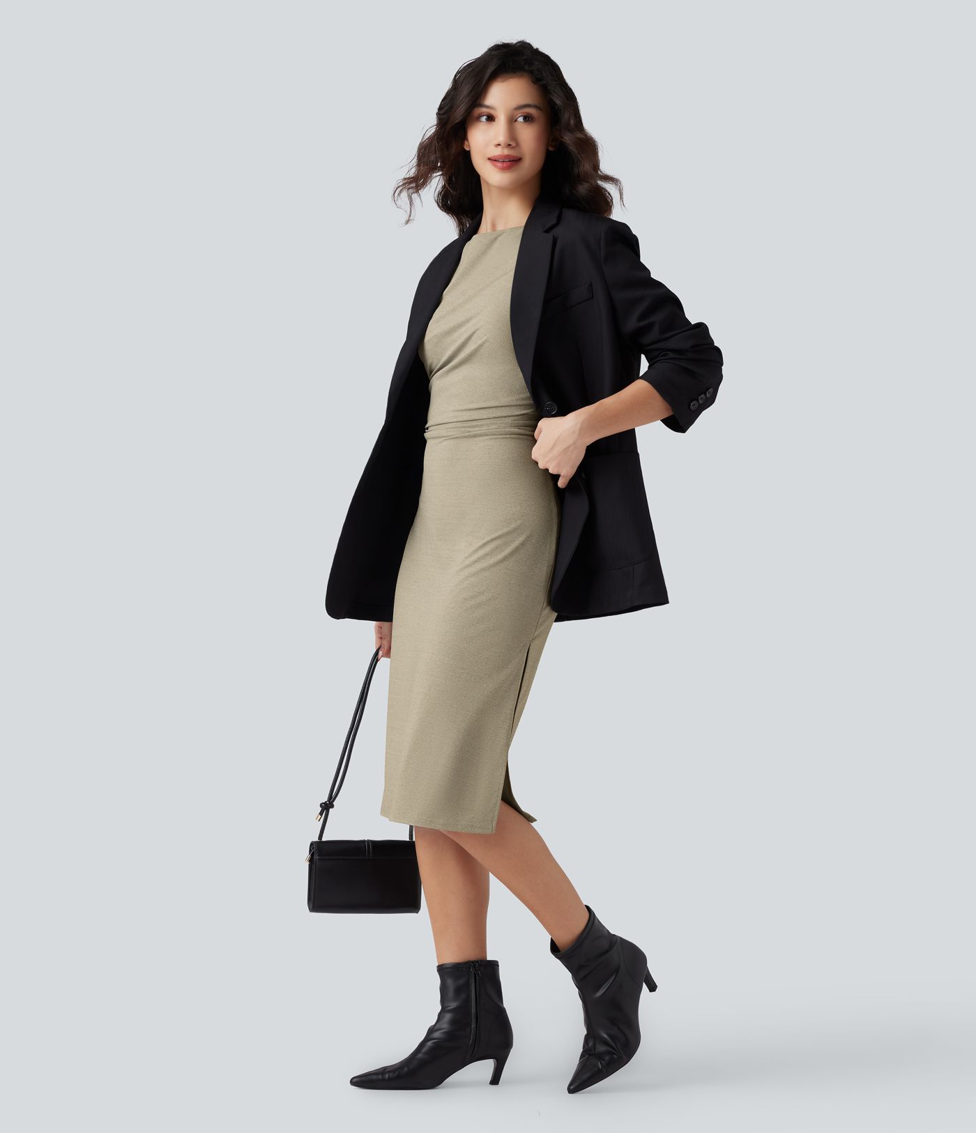 Robe tailleur mi-longue moulante manches courtes froncée