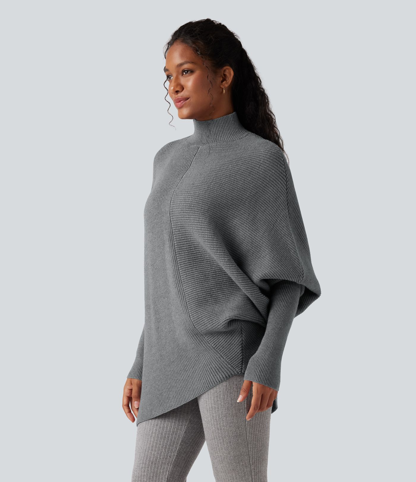 Arbeitspullover mit hochgeschlossenem Kragen, Fledermausärmeln und asymmetrischem Saum