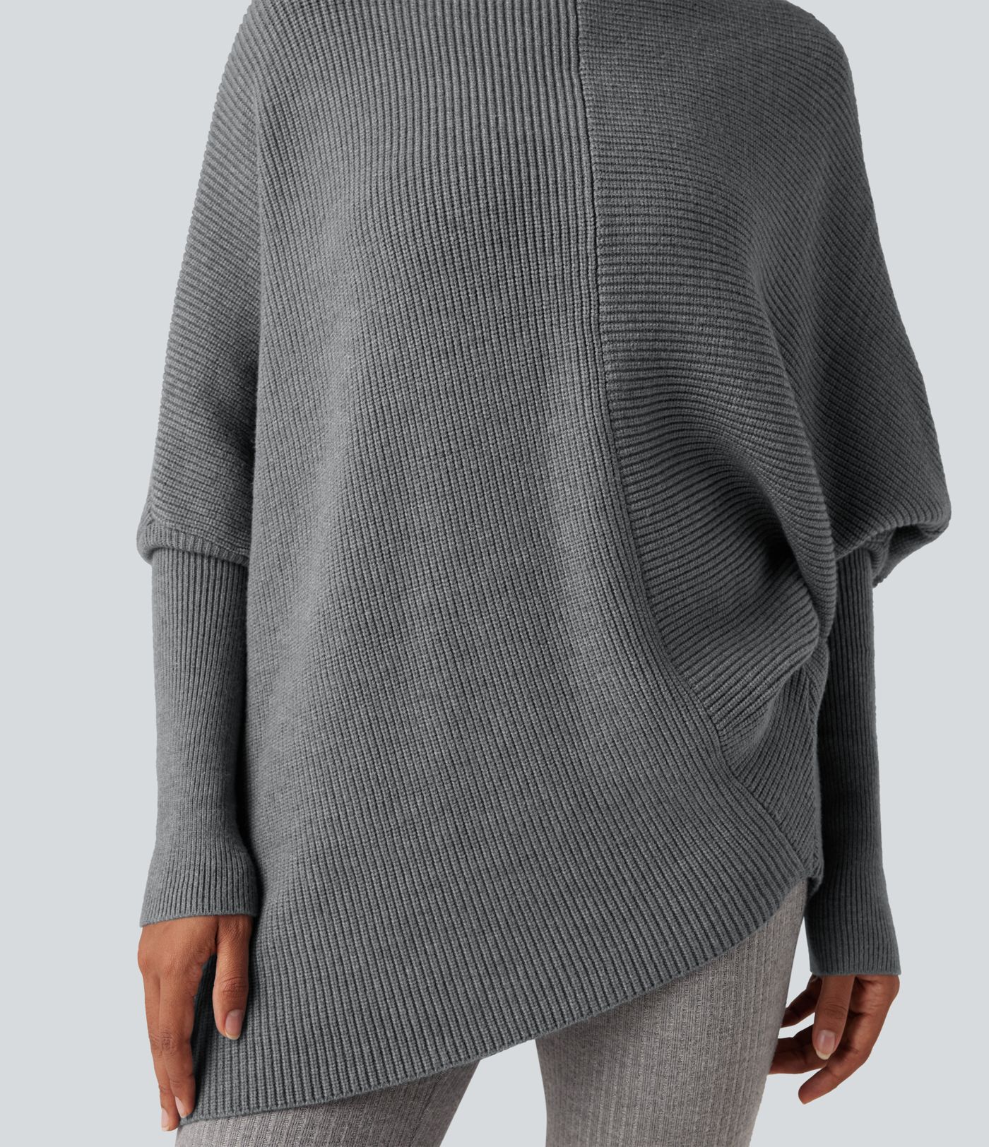 Arbeitspullover mit hochgeschlossenem Kragen, Fledermausärmeln und asymmetrischem Saum