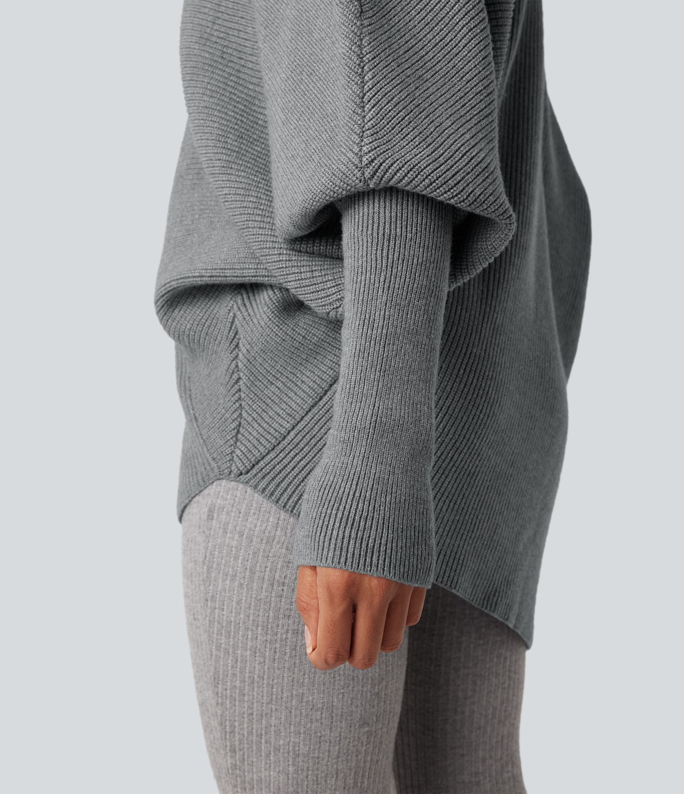 Arbeitspullover mit hochgeschlossenem Kragen, Fledermausärmeln und asymmetrischem Saum