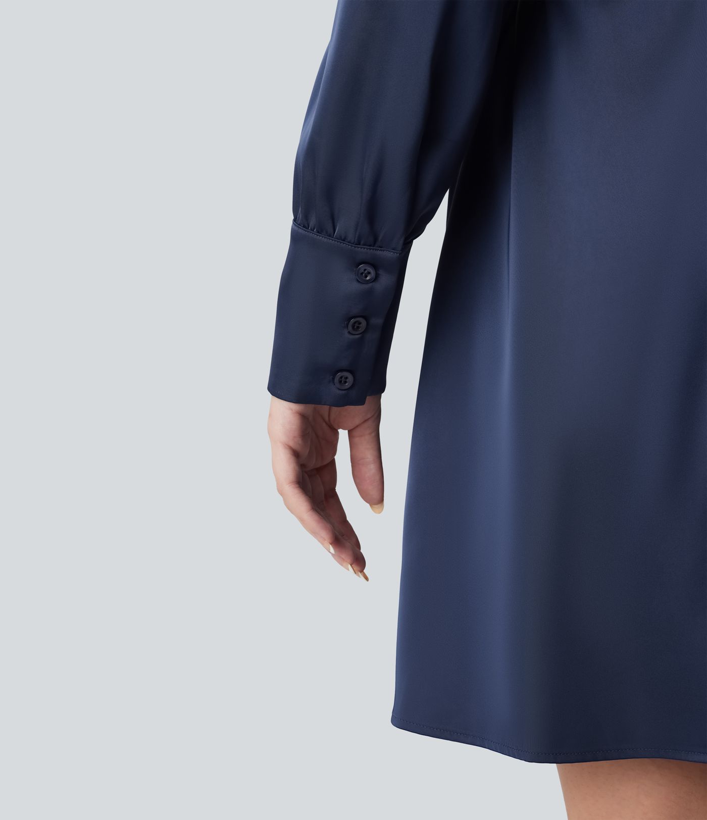 Robe de travail courte à décolleté en V, manches longues et ceinture