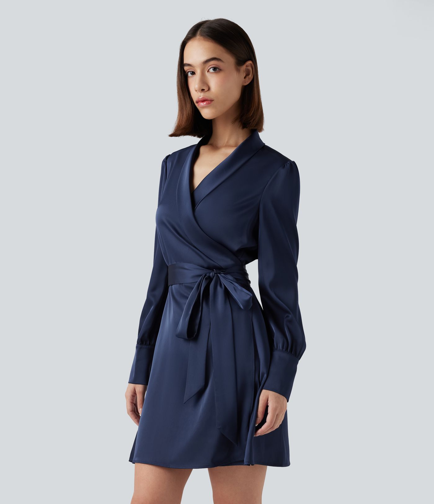 Robe de travail courte à décolleté en V, manches longues et ceinture