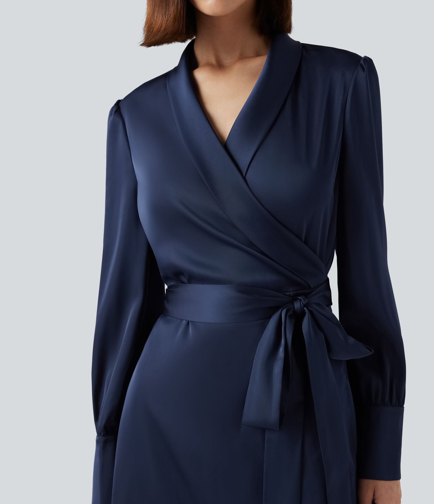 Robe de travail courte à décolleté en V, manches longues et ceinture