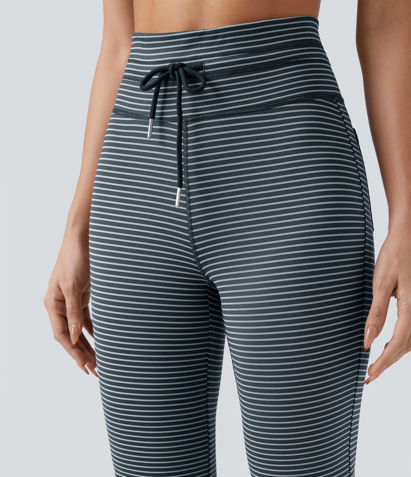 Vysoké sportovní kalhoty s pruhy, stahovací šňůrkou, rozšířeným střihem a kapsami