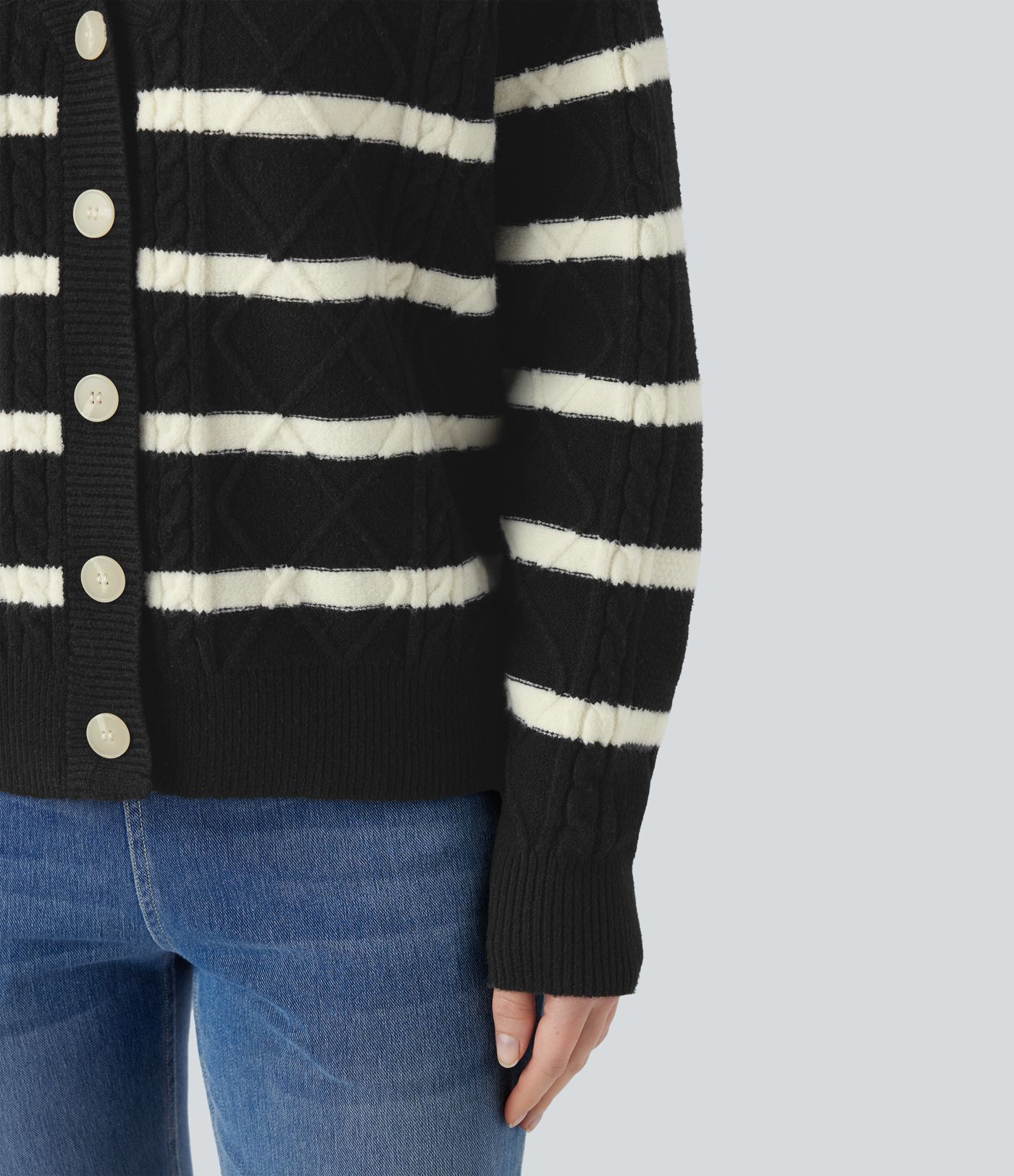 Lässiger Cardigan mit V-Ausschnitt, langen Ärmeln und Streifen