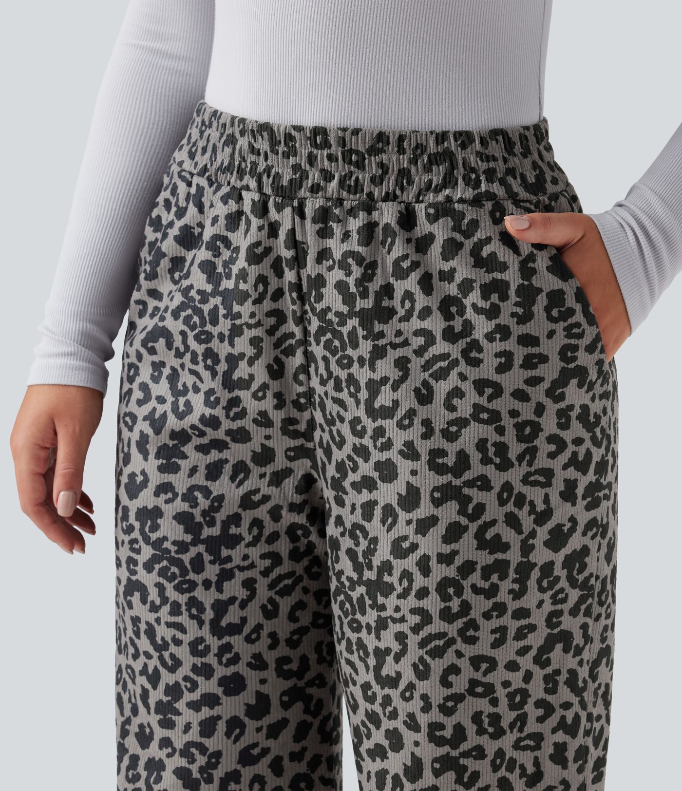 Lässige Baggy-Hose aus Cord mit hohem Bund, mehreren Taschen und Leopardenmuster