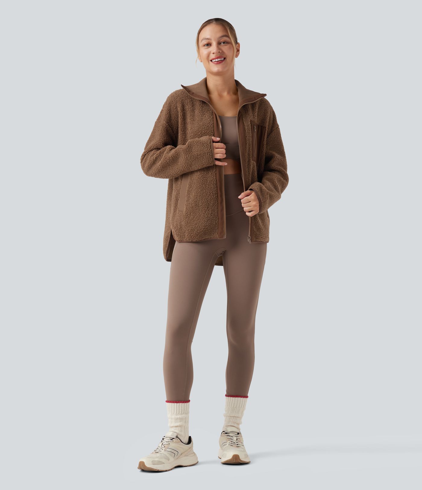 Sherpa bunda na tréning s dlhými rukávmi, zaobleným asymetrickým lemom (dlhší vzadu) a vreckami
