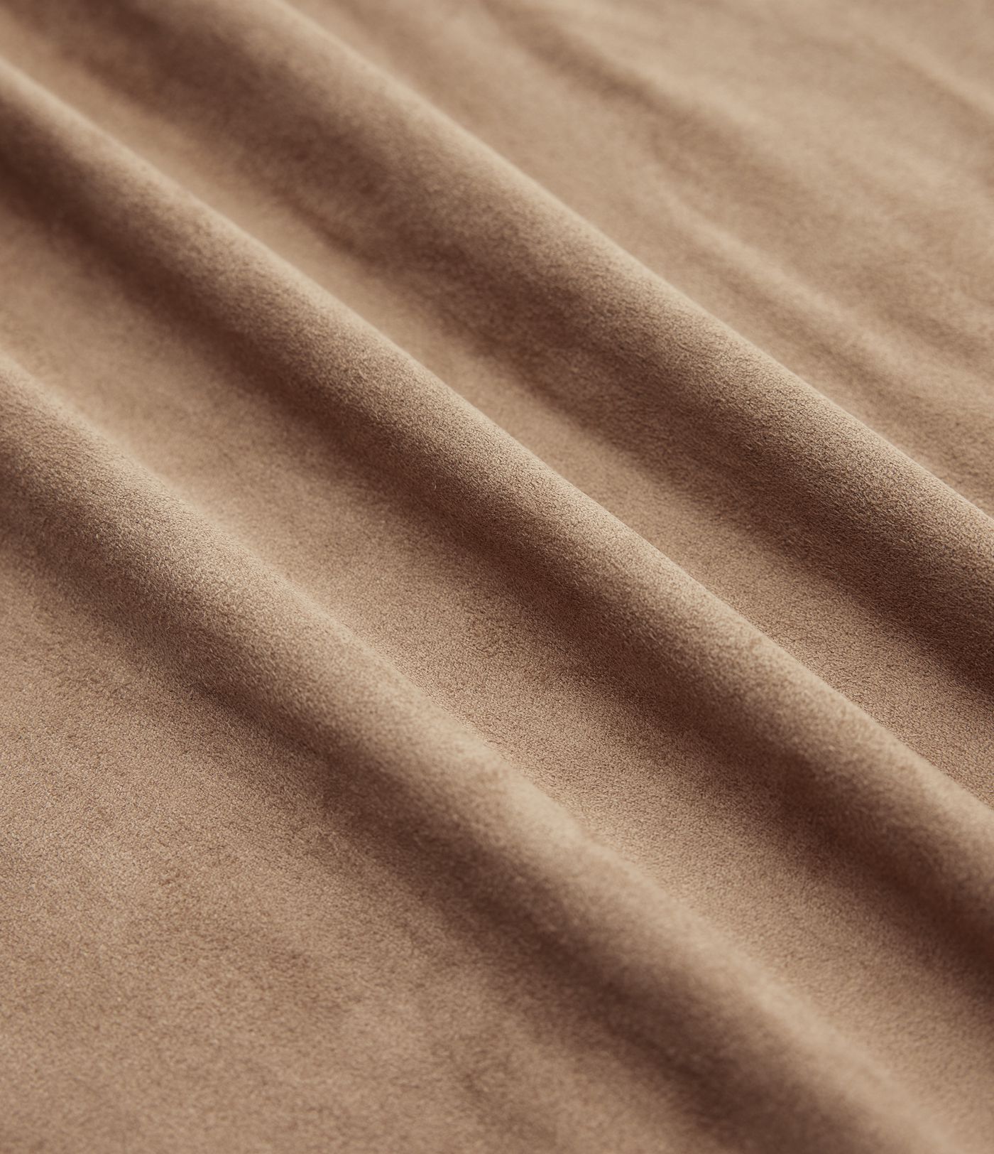 Lässiges Latzkleid aus Wildleder mit verstellbaren Trägern und Taschen