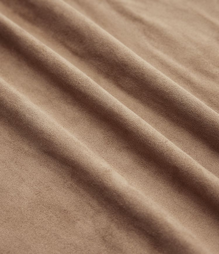 Lässiges Latzkleid aus Wildleder mit verstellbaren Trägern und Taschen