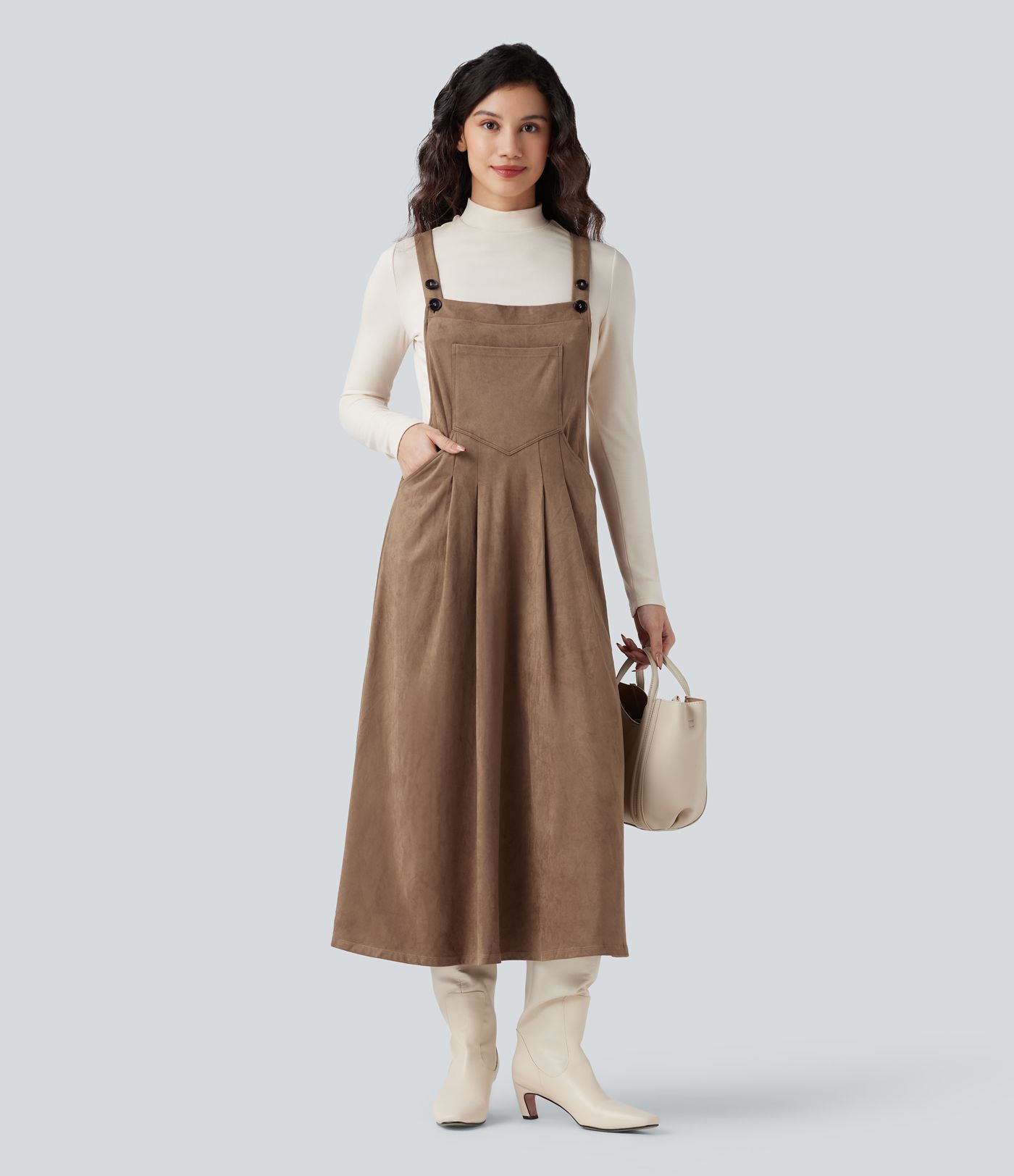 Lässiges Latzkleid aus Wildleder mit verstellbaren Trägern und Taschen