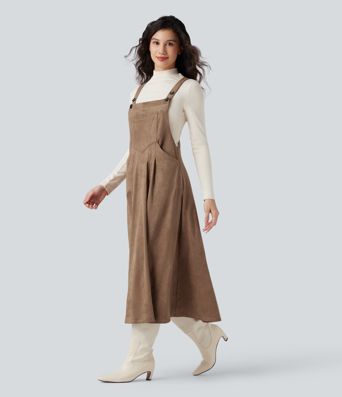 Lässiges Latzkleid aus Wildleder mit verstellbaren Trägern und Taschen