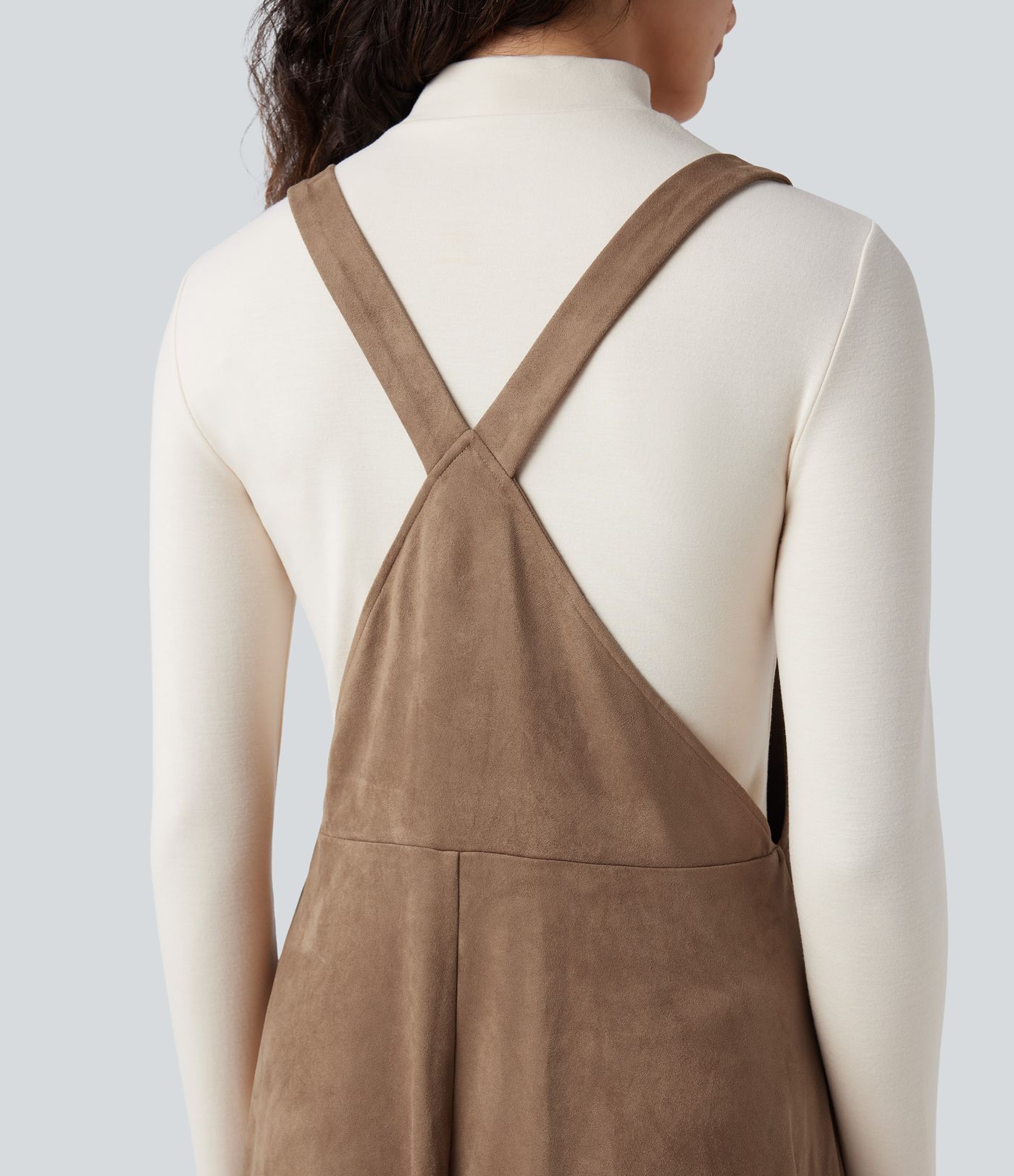 Lässiges Latzkleid aus Wildleder mit verstellbaren Trägern und Taschen