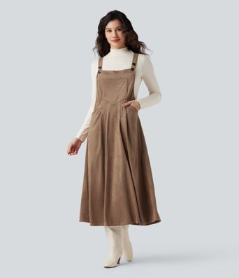 Lässiges Latzkleid aus Wildleder mit verstellbaren Trägern und Taschen