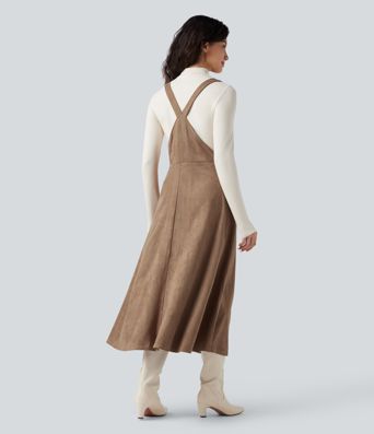 Lässiges Latzkleid aus Wildleder mit verstellbaren Trägern und Taschen