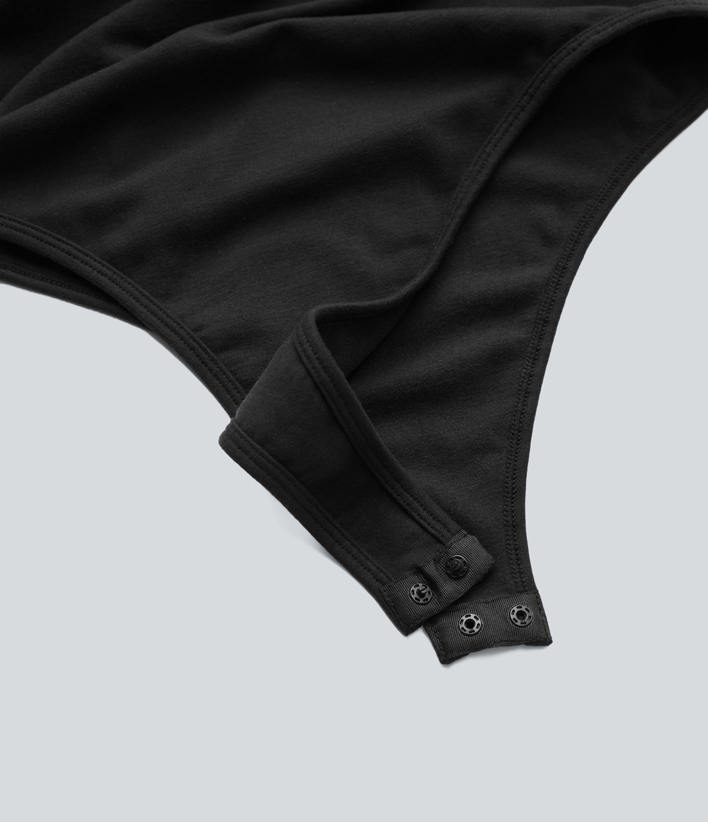 Tætsiddende, afslappet, varmende body med scoop-hals og lange ærmer