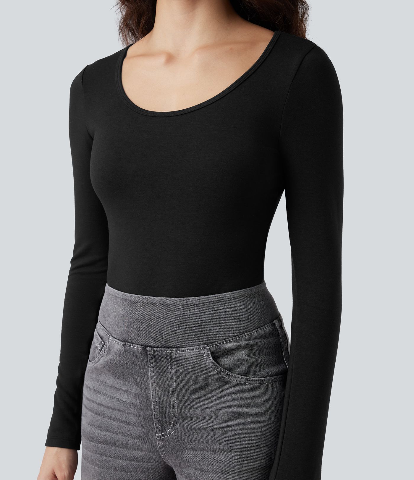 Tætsiddende, afslappet, varmende body med scoop-hals og lange ærmer