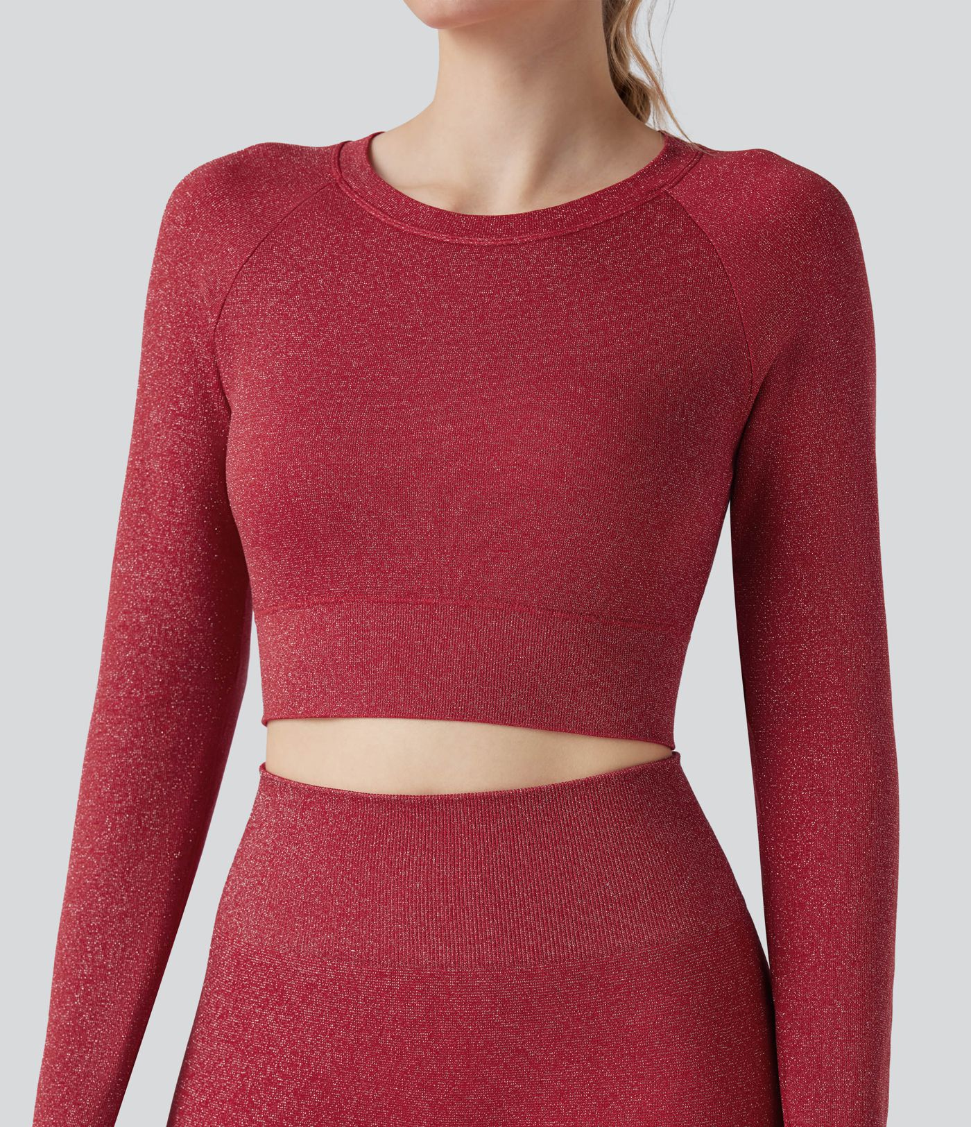 Metallic-Optik, nahtloses Flow-Sporttop mit Rundhalsausschnitt, langen Ärmeln und Daumenloch – kurz geschnitten