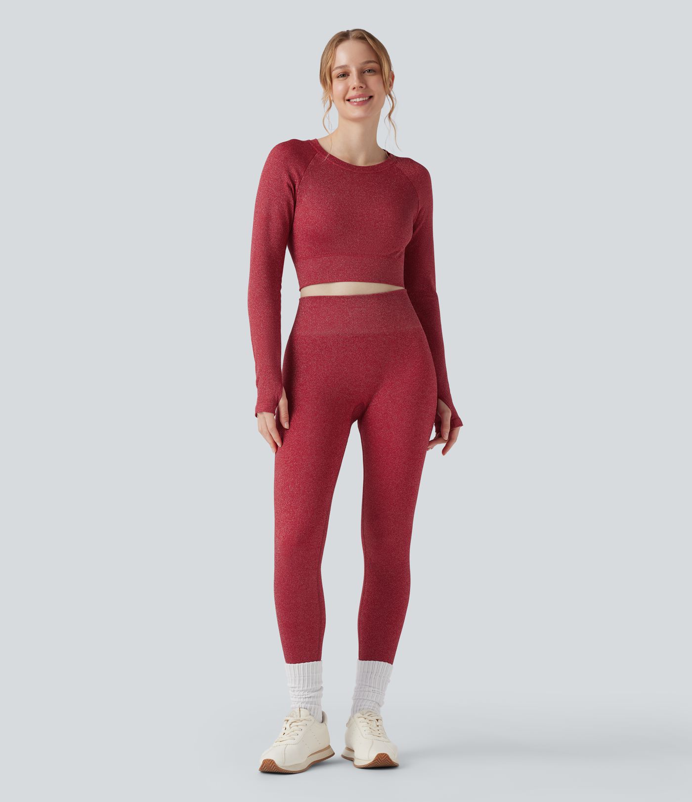 Metallic-Optik, nahtloses Flow-Sporttop mit Rundhalsausschnitt, langen Ärmeln und Daumenloch – kurz geschnitten