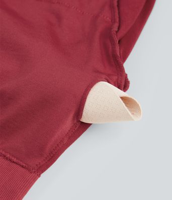 Metallic-Optik, nahtloses Flow-Sporttop mit Rundhalsausschnitt, langen Ärmeln und Daumenloch – kurz geschnitten