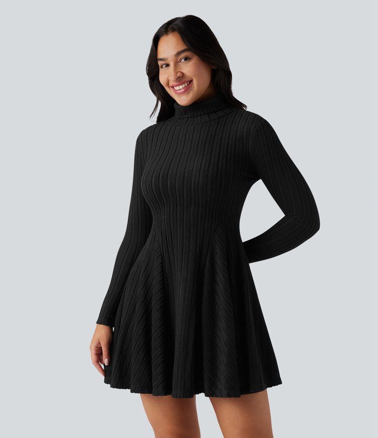 Lässiges, ausgestelltes Minikleid aus geripptem Strick mit hohem Kragen und langen Ärmeln