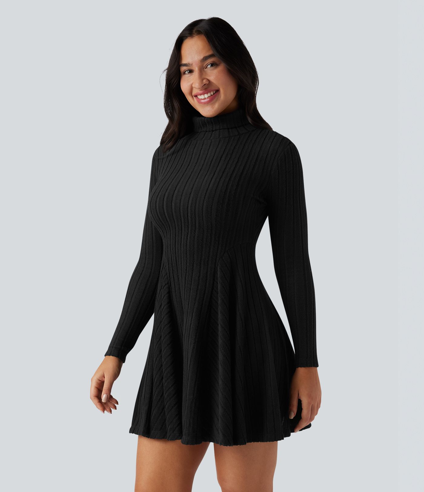 Lässiges, ausgestelltes Minikleid aus geripptem Strick mit hohem Kragen und langen Ärmeln