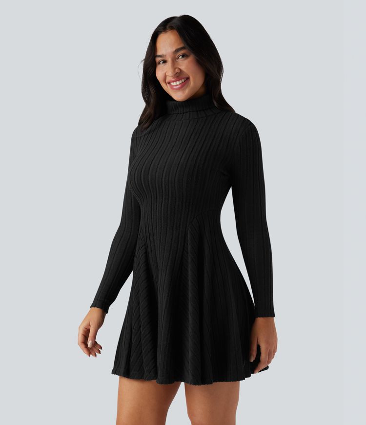 Lässiges, ausgestelltes Minikleid aus geripptem Strick mit hohem Kragen und langen Ärmeln