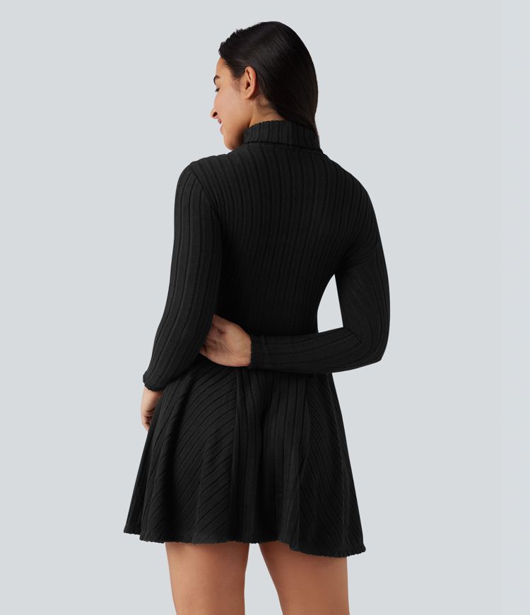 Lässiges, ausgestelltes Minikleid aus geripptem Strick mit hohem Kragen und langen Ärmeln