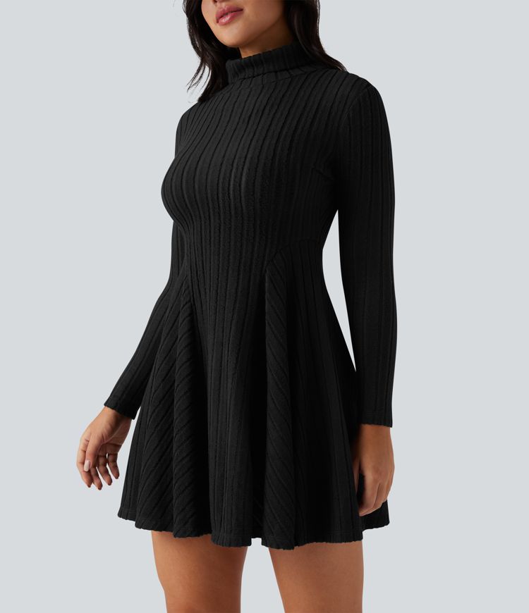 Lässiges, ausgestelltes Minikleid aus geripptem Strick mit hohem Kragen und langen Ärmeln