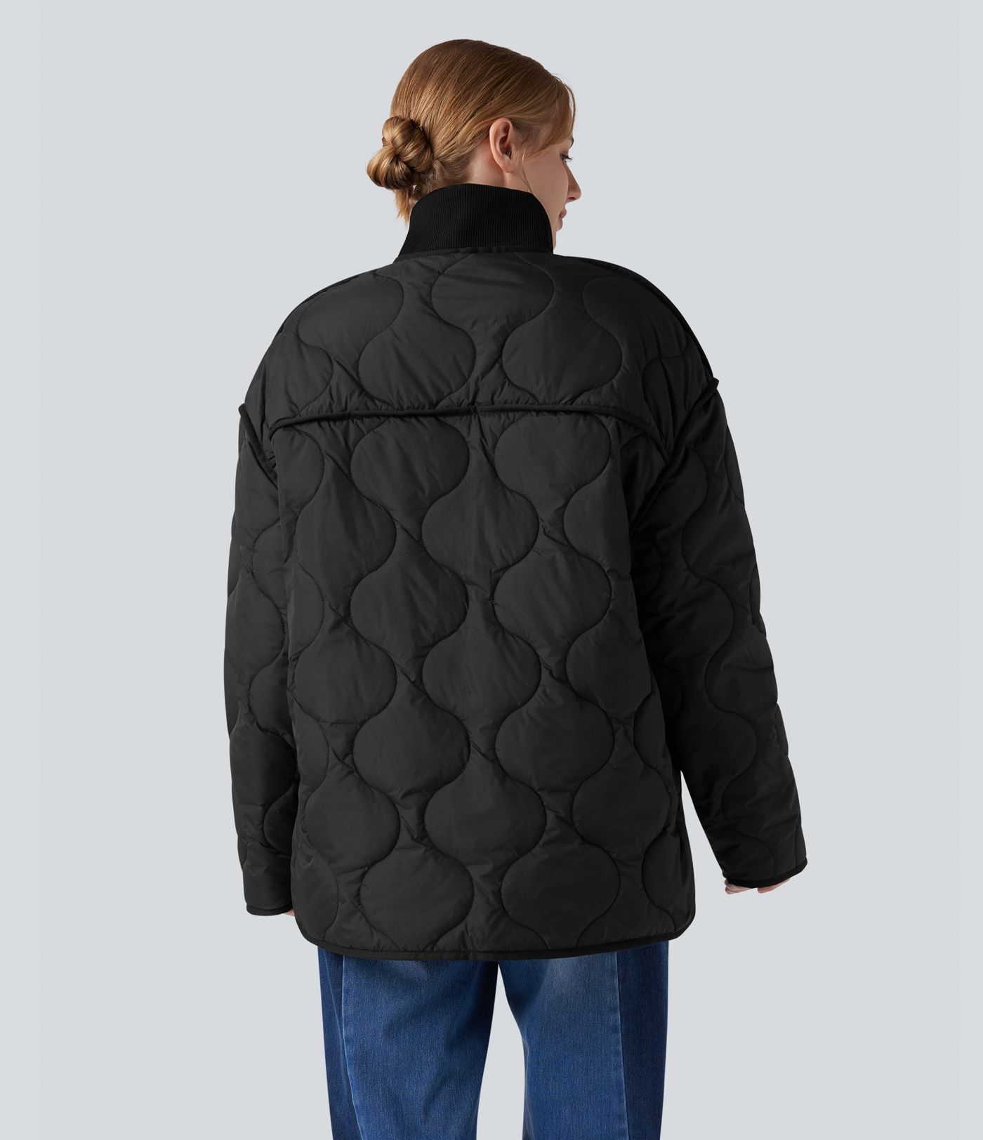 Veste matelassée décontractée zippée à col montant, manches longues et poches.