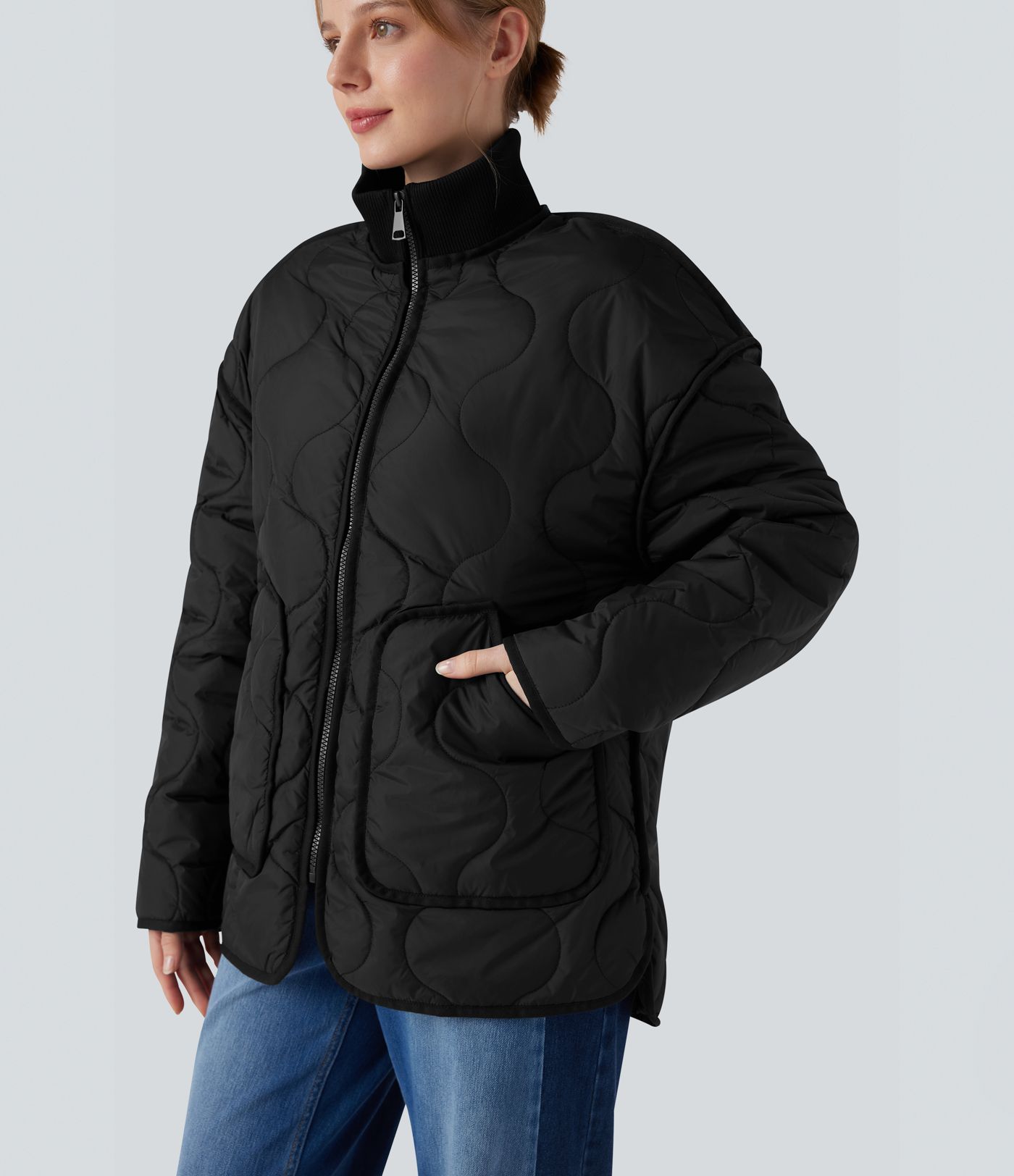 Veste matelassée décontractée zippée à col montant, manches longues et poches.