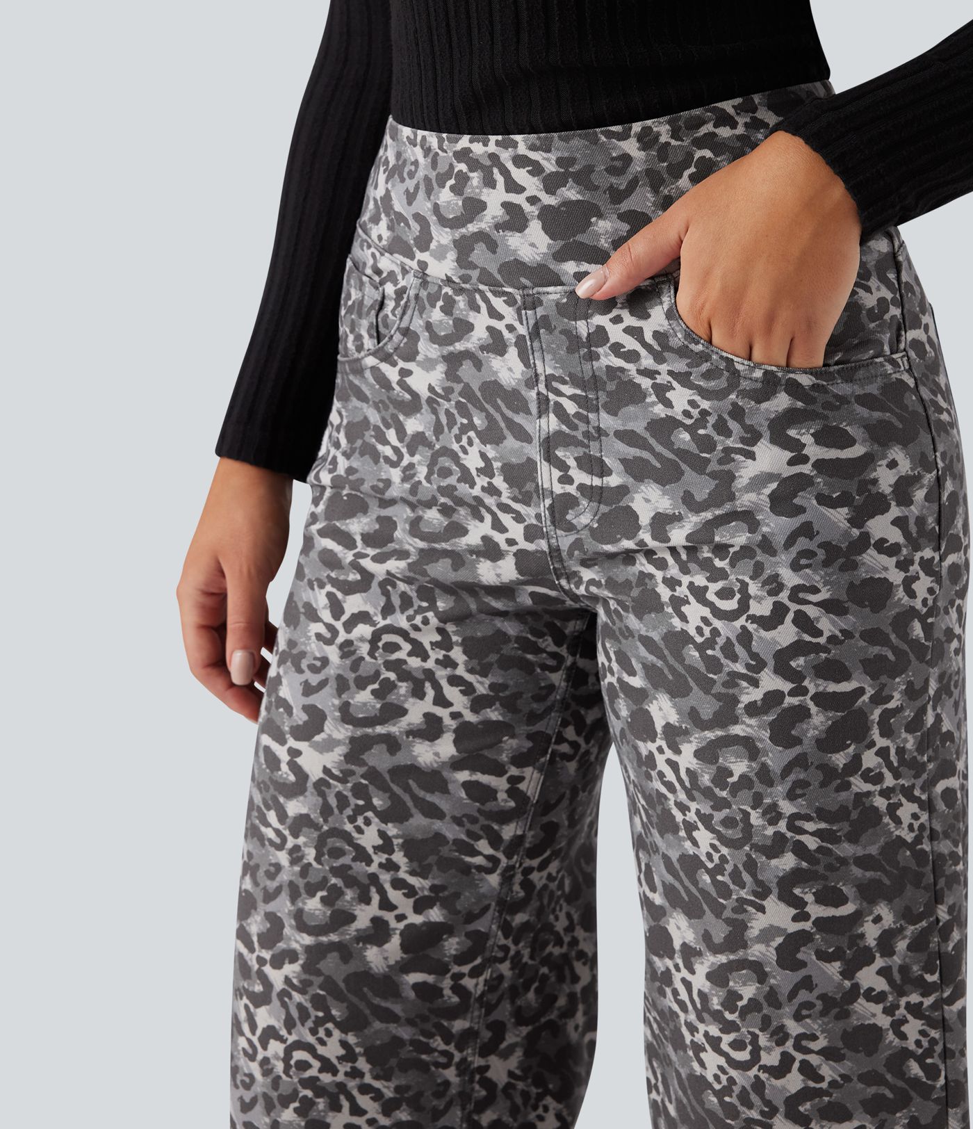 Halara Flex™ džinsi ar augstu jostasvietu, platām kājām un leoparda rakstu — ikdienai, ar kabatām.